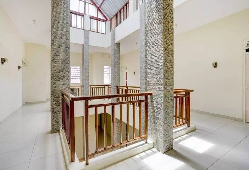 ホテル Oyo 90173 Innapp Tenggilis Family Residence