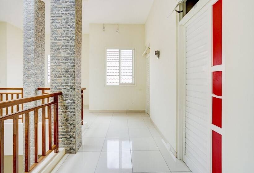 בית מלון כפרי Oyo 90173 Innapp Tenggilis Family Residence