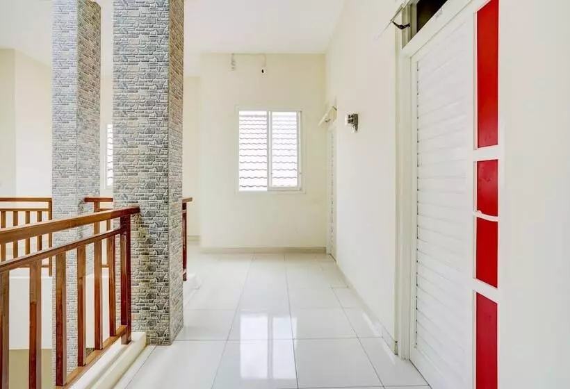 ホテル Oyo 90173 Innapp Tenggilis Family Residence