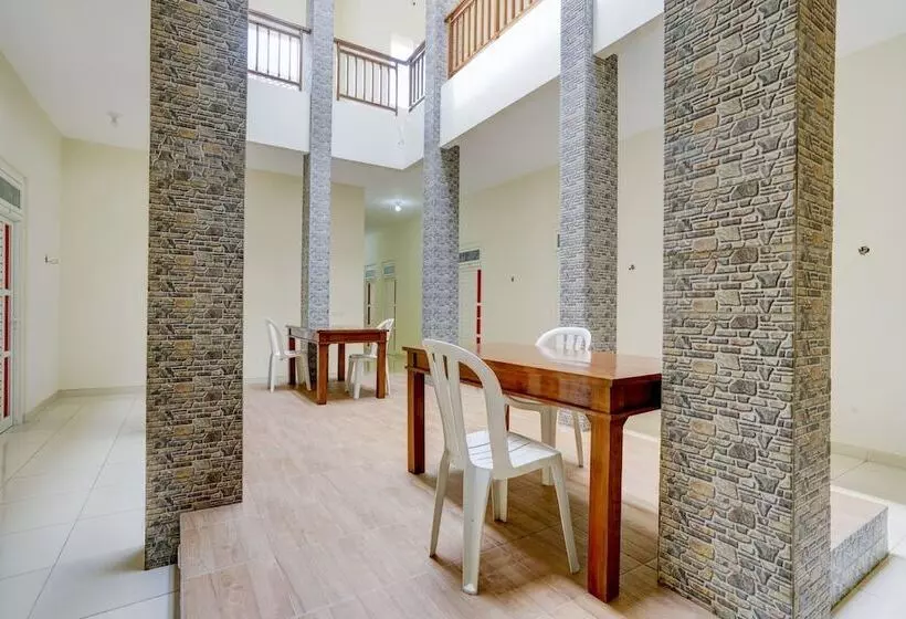 ホテル Oyo 90173 Innapp Tenggilis Family Residence