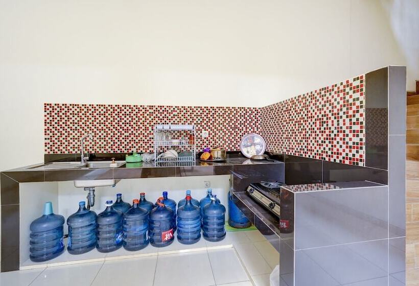 בית מלון כפרי Oyo 90173 Innapp Tenggilis Family Residence