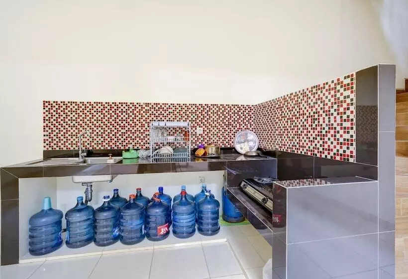 ホテル Oyo 90173 Innapp Tenggilis Family Residence