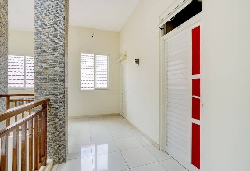 בית מלון כפרי Oyo 90173 Innapp Tenggilis Family Residence