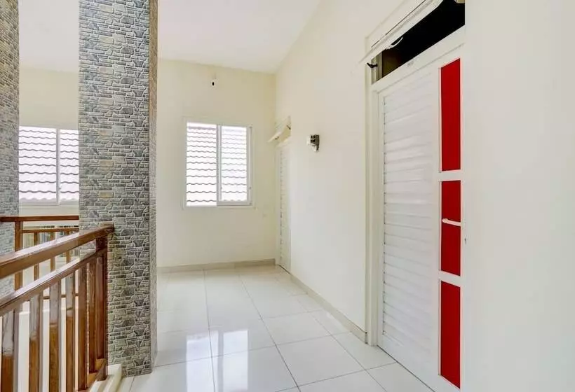 ホテル Oyo 90173 Innapp Tenggilis Family Residence