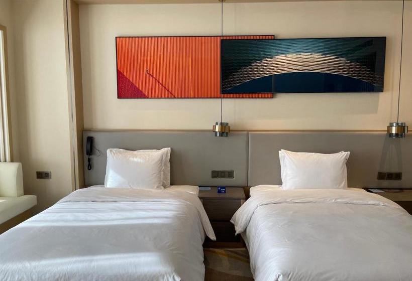 Отель Holiday Inn Express Ulanqab Jining