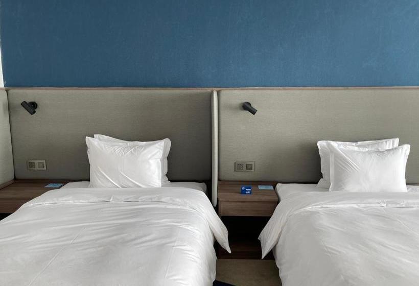 Отель Holiday Inn Express Ulanqab Jining