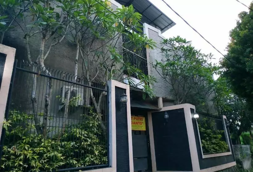 ホテル Spot On 90146 Sugianto Guesthouse Syariah
