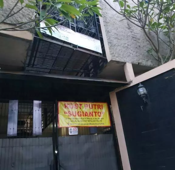 ホテル Spot On 90146 Sugianto Guesthouse Syariah