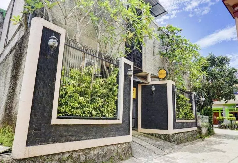 ホテル Spot On 90146 Sugianto Guesthouse Syariah