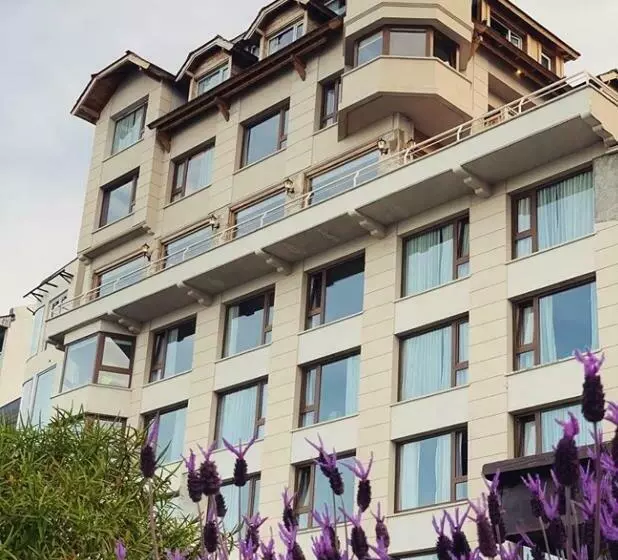 Cacique Inacayal Lake Hotel & Spa