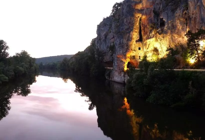 Отель Restaurant Les Falaises