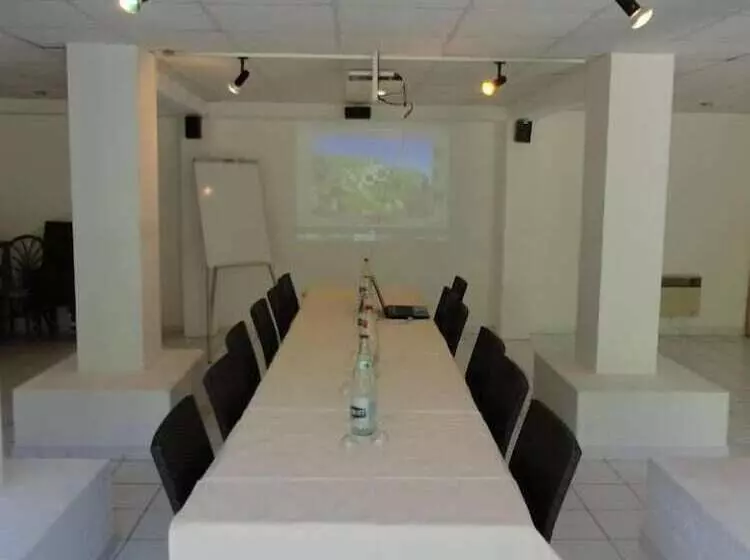 Отель Restaurant Les Falaises