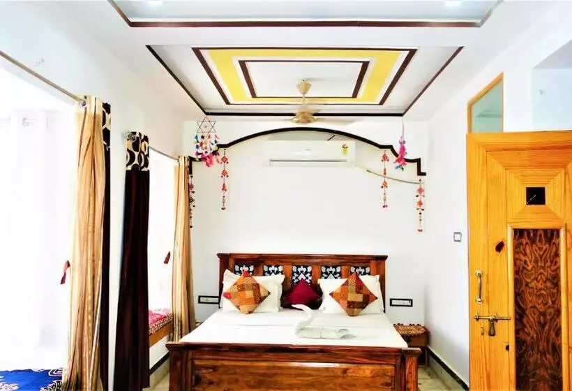 تختخواب و صبحانه The Wanderlust Guest House & Safari