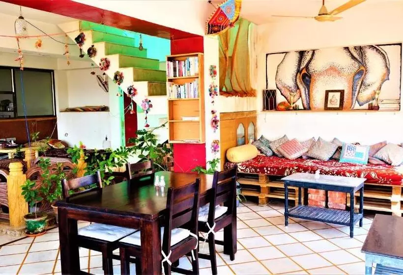 تختخواب و صبحانه The Wanderlust Guest House & Safari