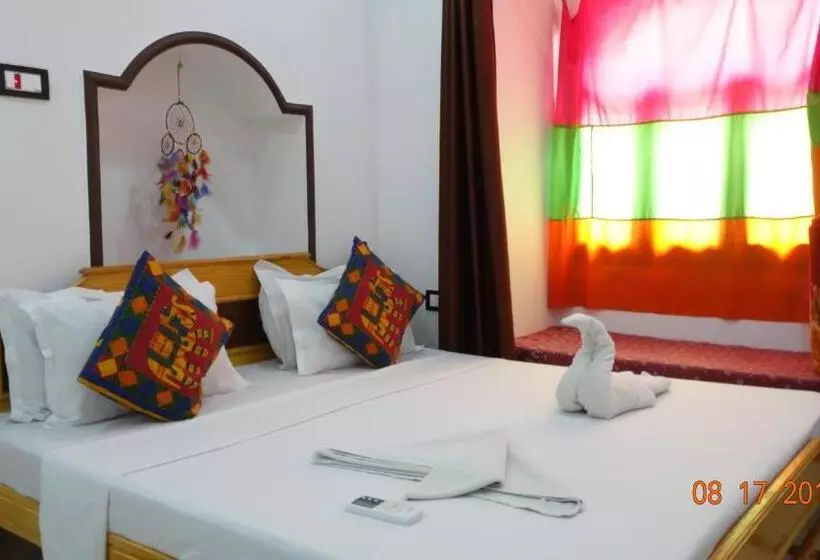 تختخواب و صبحانه The Wanderlust Guest House & Safari