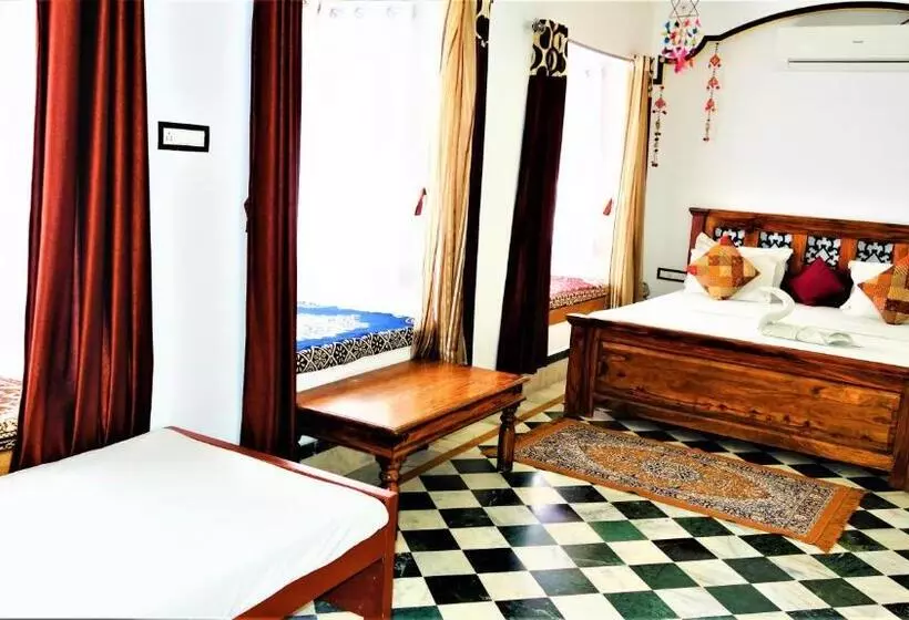 تختخواب و صبحانه The Wanderlust Guest House & Safari