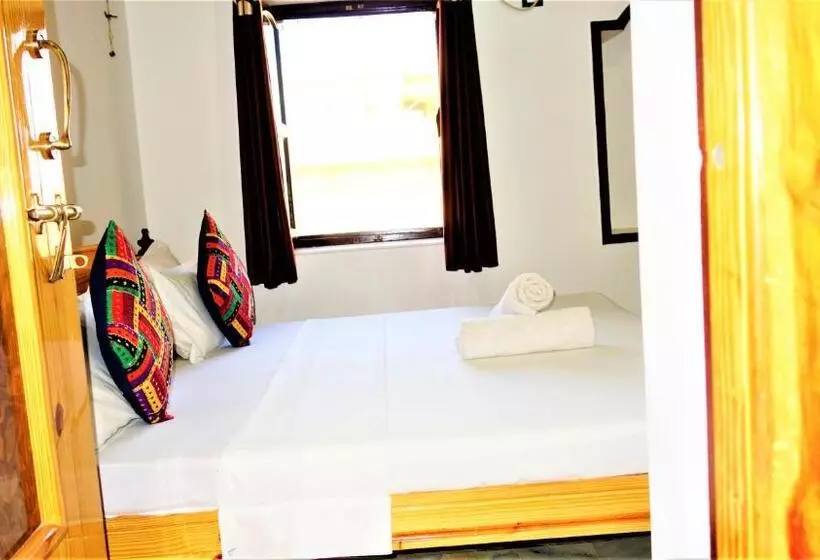 تختخواب و صبحانه The Wanderlust Guest House & Safari