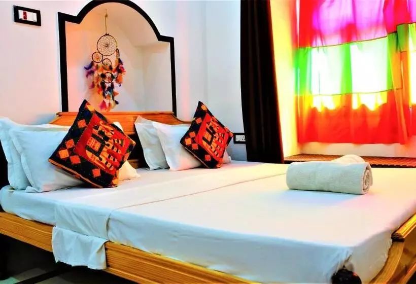 تختخواب و صبحانه The Wanderlust Guest House & Safari