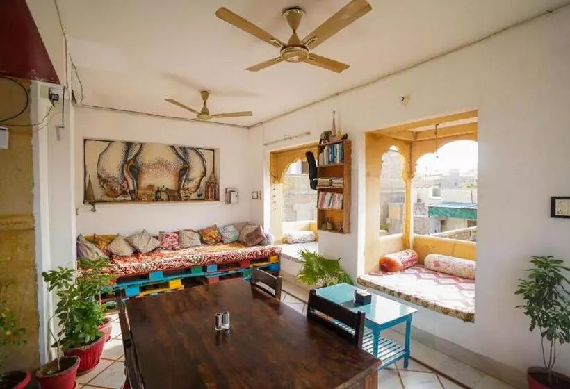تختخواب و صبحانه The Wanderlust Guest House & Safari