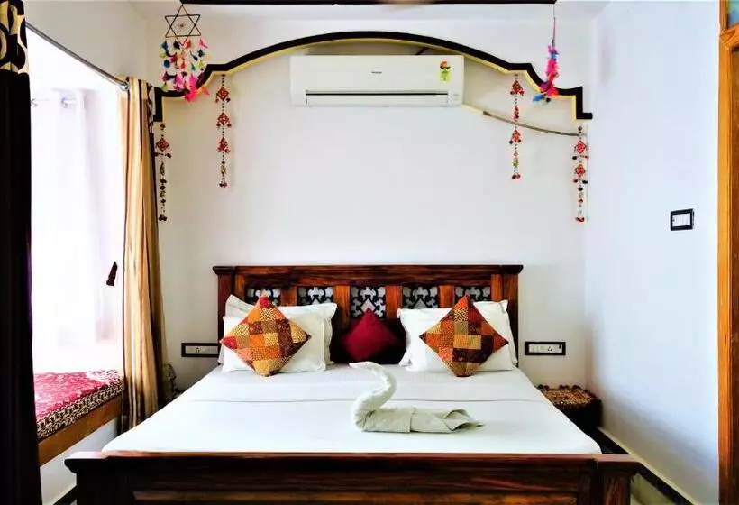 تختخواب و صبحانه The Wanderlust Guest House & Safari
