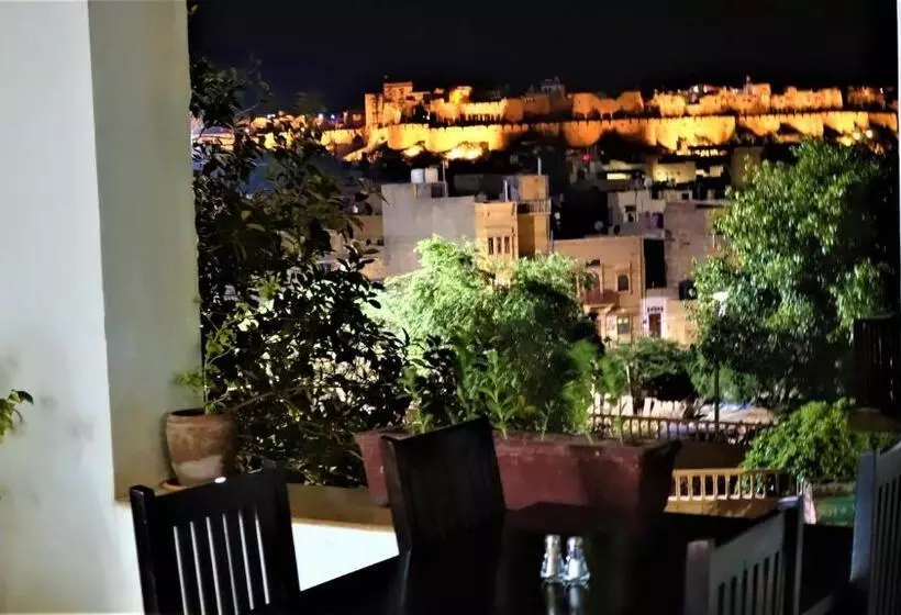 تختخواب و صبحانه The Wanderlust Guest House & Safari