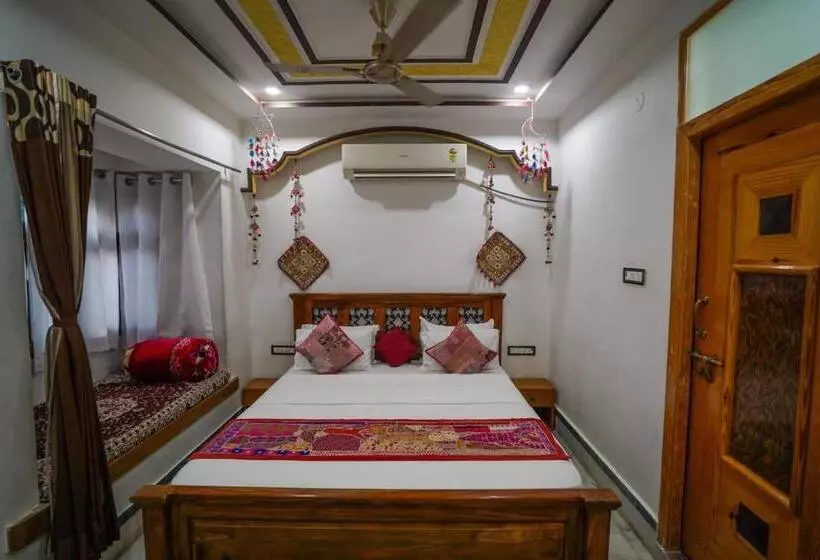 تختخواب و صبحانه The Wanderlust Guest House & Safari