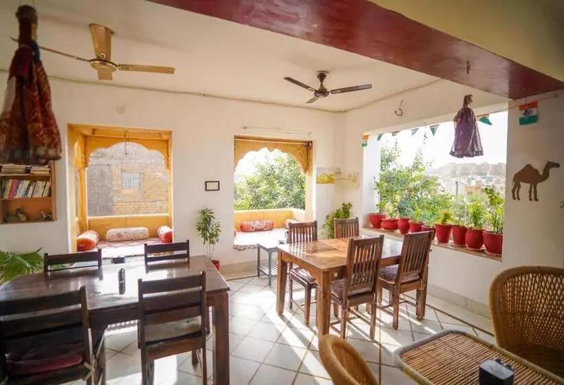 تختخواب و صبحانه The Wanderlust Guest House & Safari