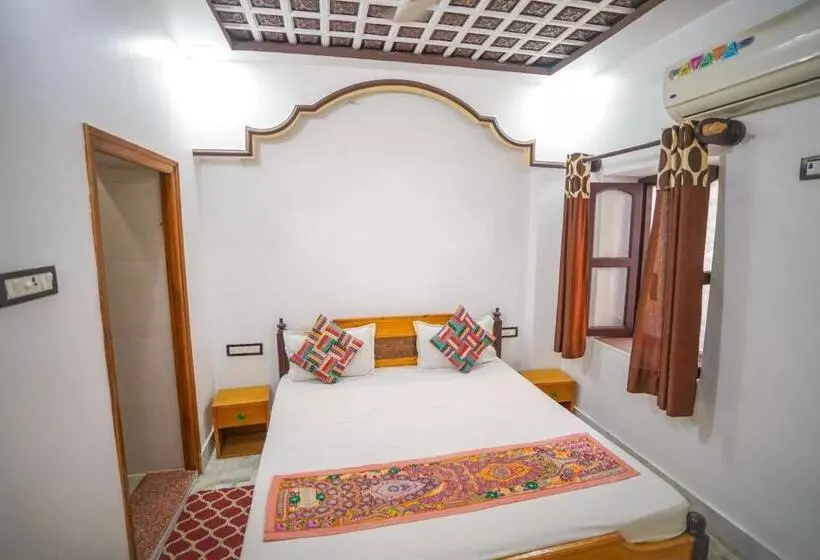 تختخواب و صبحانه The Wanderlust Guest House & Safari