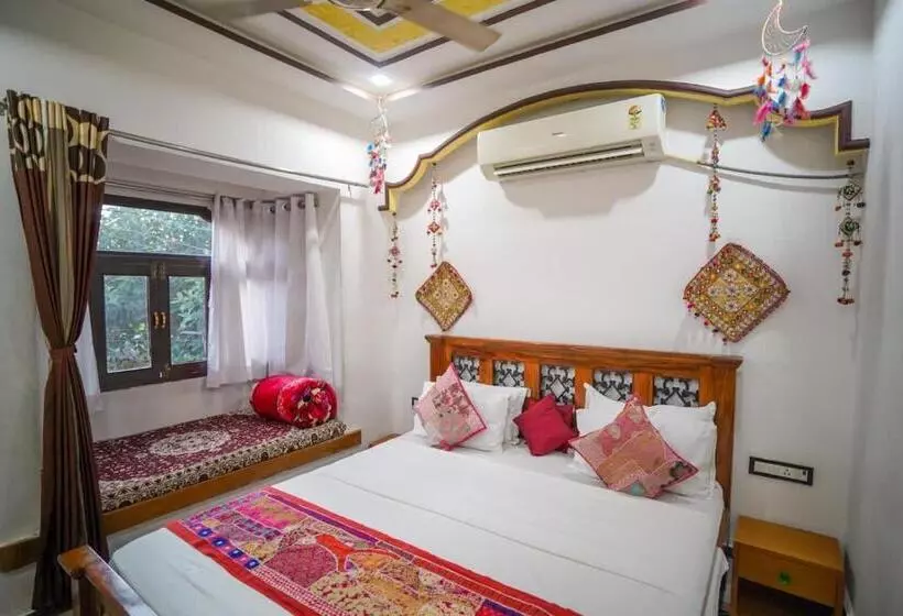 تختخواب و صبحانه The Wanderlust Guest House & Safari