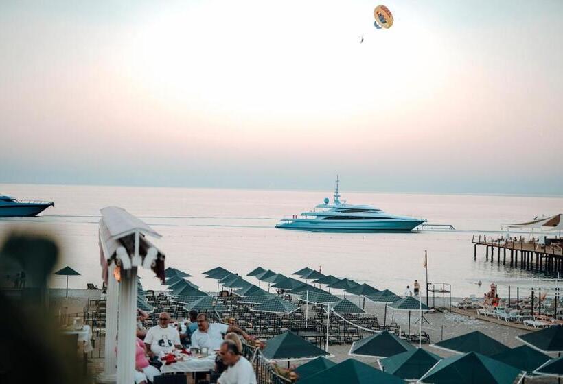 هتل Aleria Belport Beach