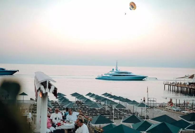 هتل Aleria Belport Beach