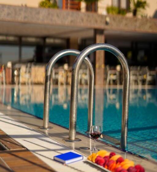 هتل Aleria Belport Beach