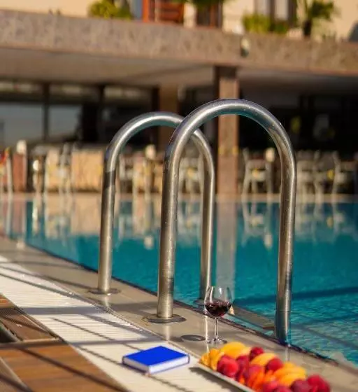 هتل Aleria Belport Beach