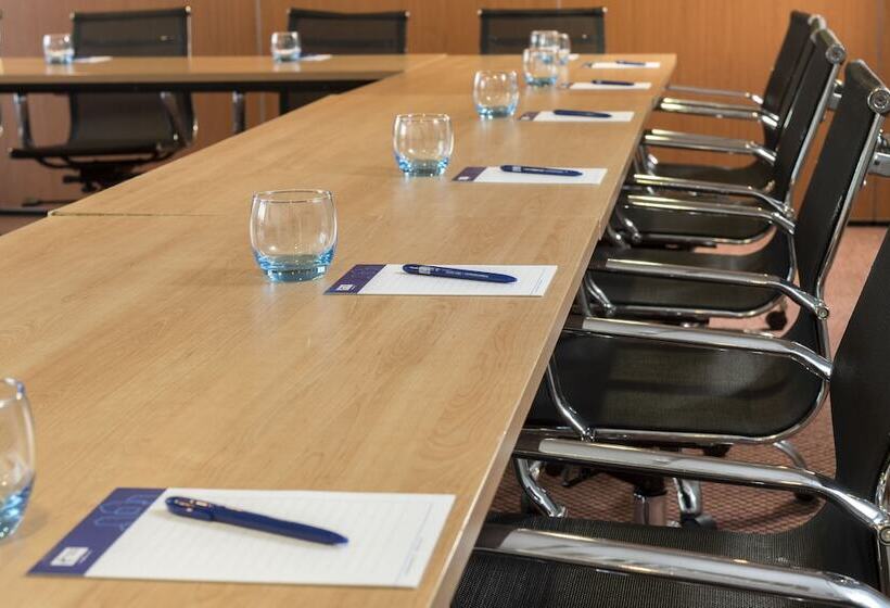 هتل Holiday Inn Express Birmingham Star City, An Ihg