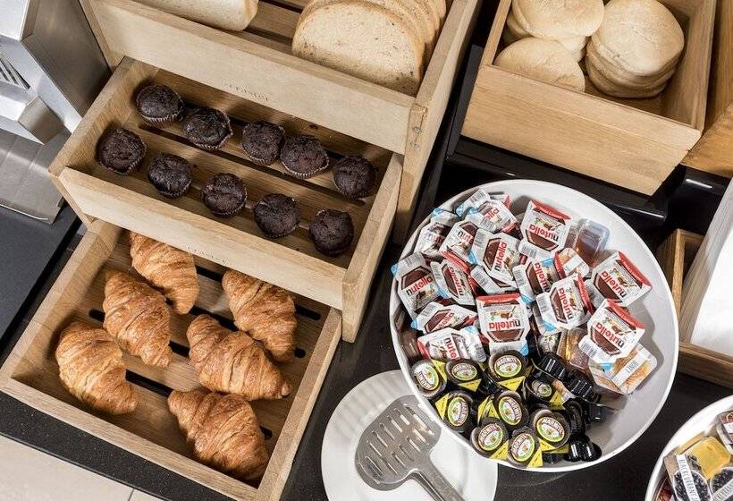 هتل Holiday Inn Express Birmingham Star City, An Ihg