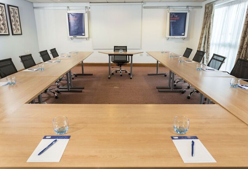 هتل Holiday Inn Express Birmingham Star City, An Ihg