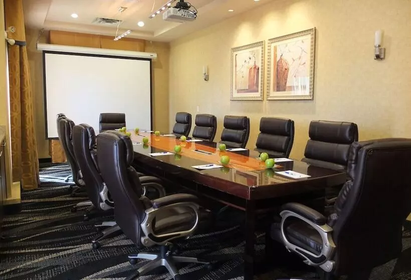 Отель Holiday Inn Express & Suites Riverport Richmond, An Ihg