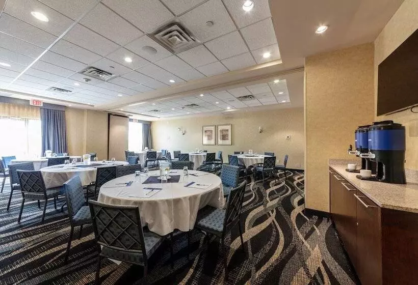 Отель Holiday Inn Express & Suites Riverport Richmond, An Ihg