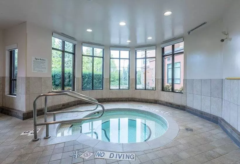 Отель Holiday Inn Express & Suites Riverport Richmond, An Ihg