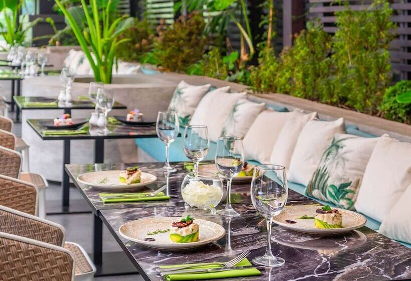 Hotel Pullman Santiago El Bosque