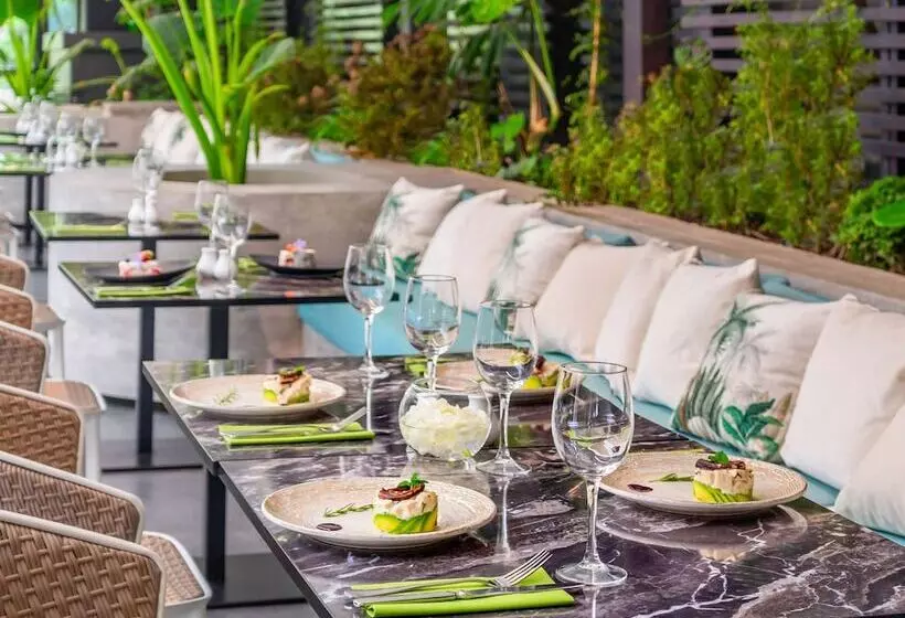 Hotel Pullman Santiago El Bosque