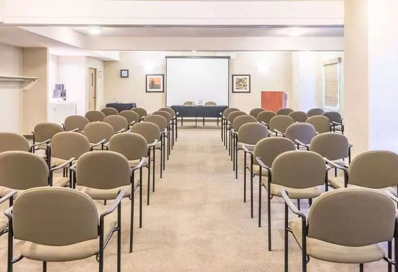 Hotel Super 8 By Wyndham Windsor Ns