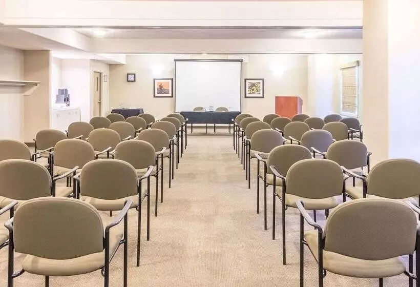 Hotel Super 8 By Wyndham Windsor Ns