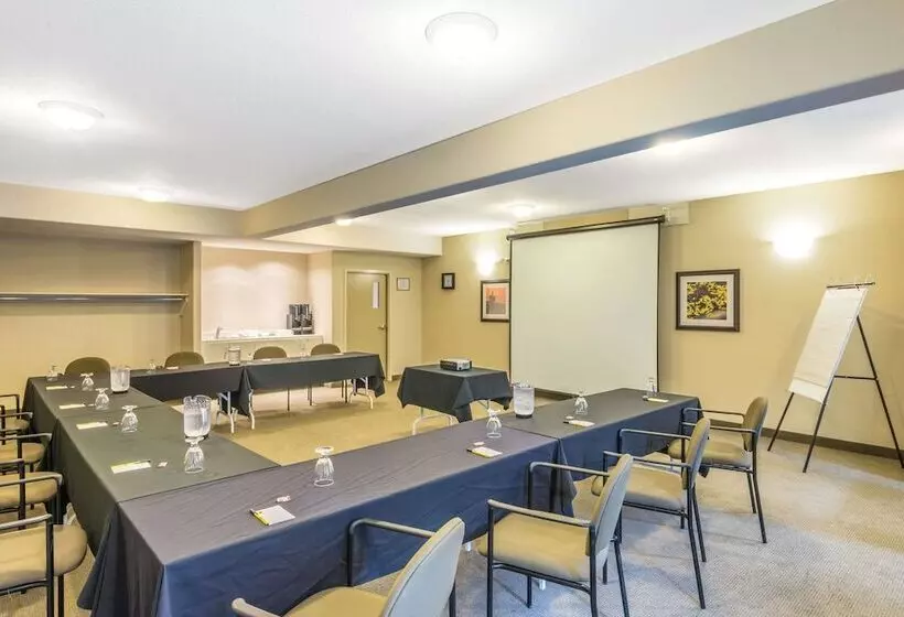 Hotel Super 8 By Wyndham Windsor Ns