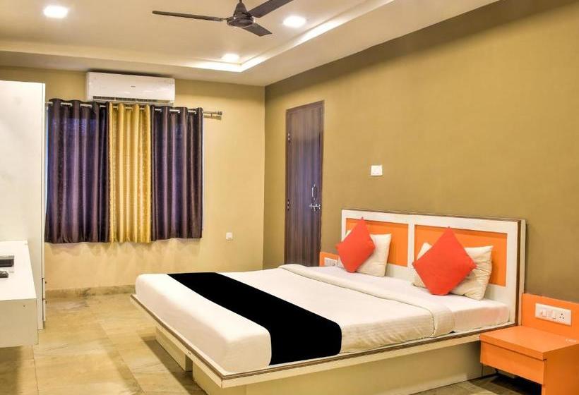 Отель Capital O 77924 Convivial Queen