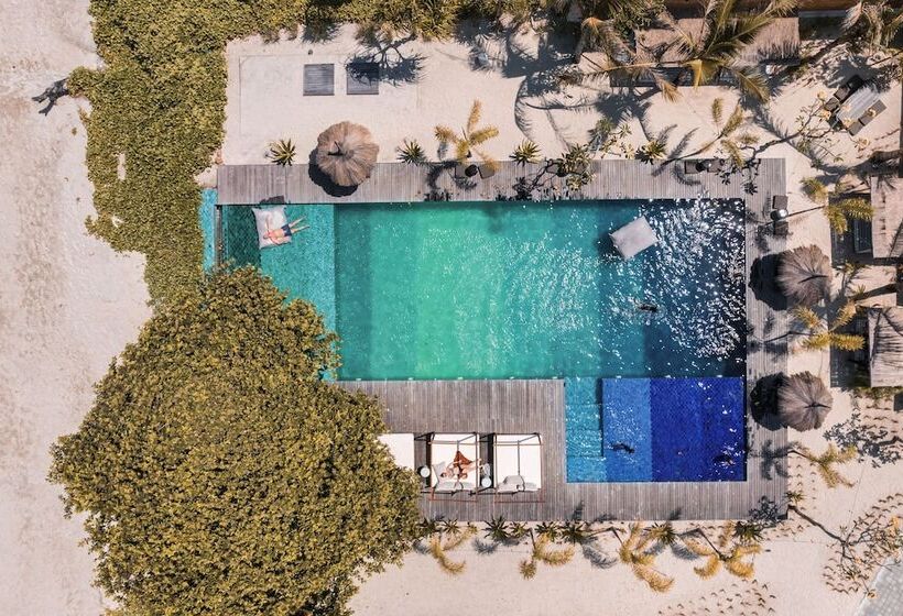 Amber Lombok Beach Resort