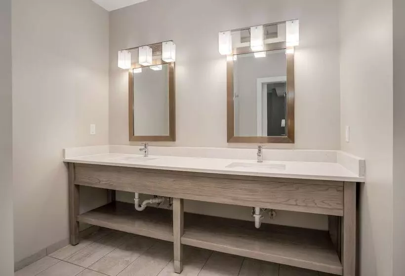 Hotelli Lighthouse Suites   Best Western Signature Collection