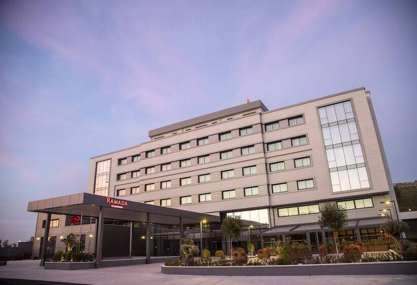 בית מלון כפרי Ramada By Wyndham Izmir Aliaga