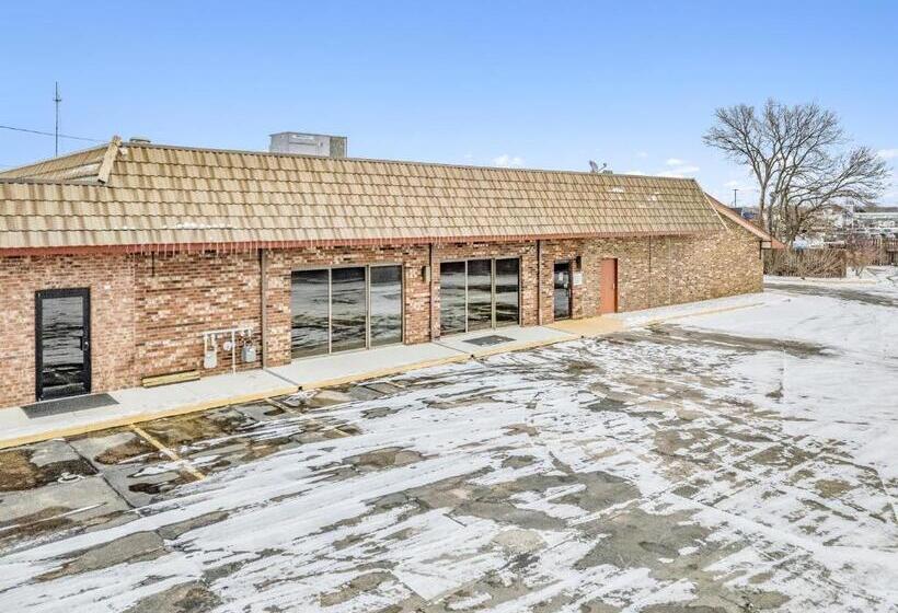 Eleven Boutique Hotel Llc