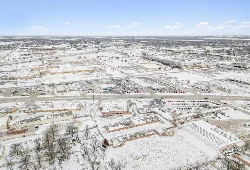 Eleven Boutique Hotel Llc